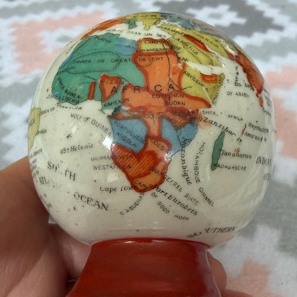 Vintage Antique Ceramic hand painted Globe with Red Base made in Japan - Picture 6 of 11
